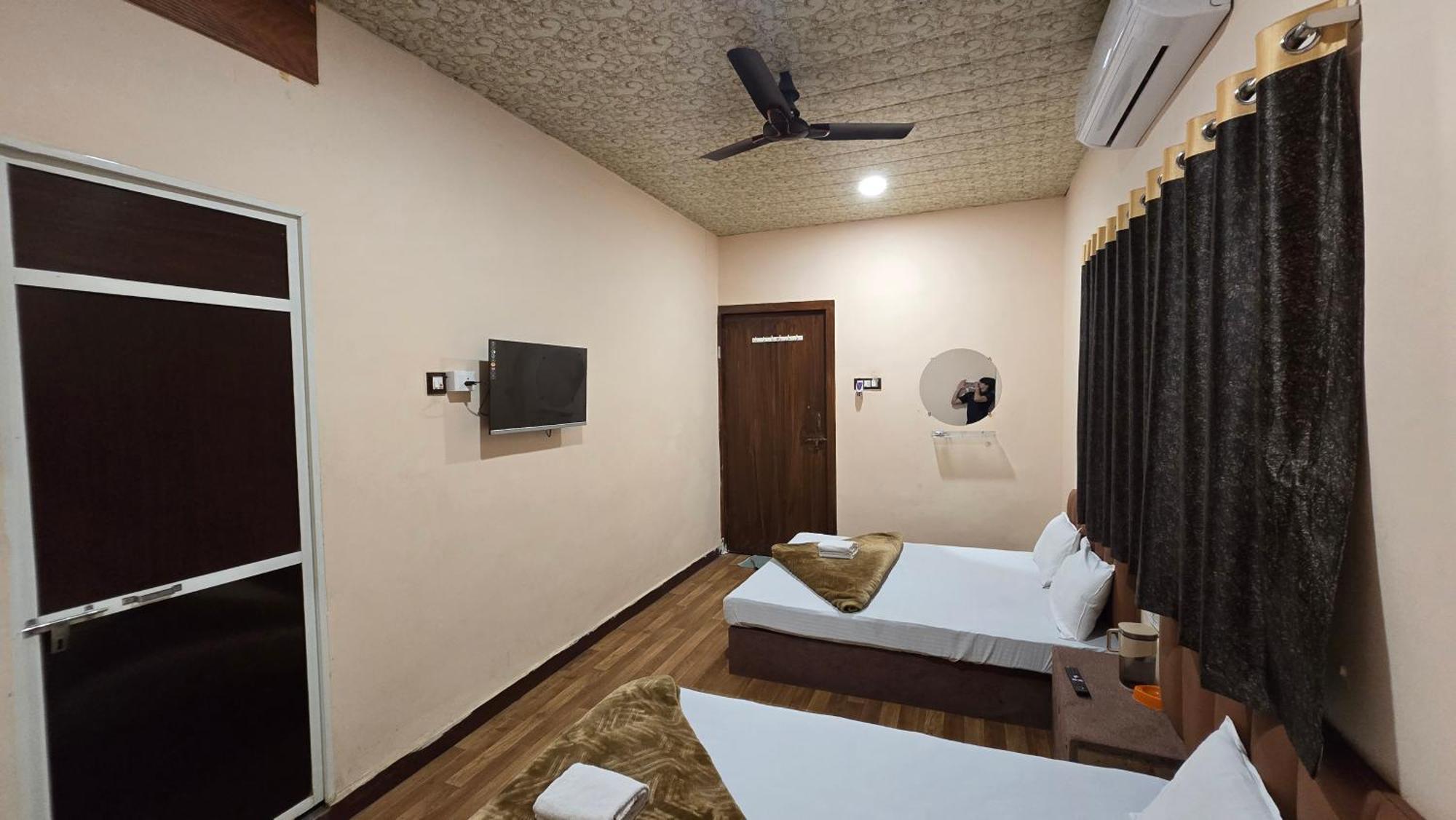 Hotel Maheshwari Green'S Ujjain Exterior foto